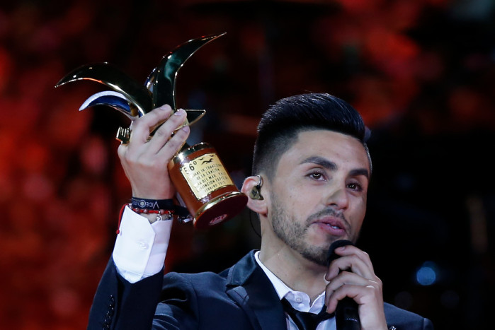 En Twitter: 'Kanela' es 'trolleado' y acusado de imitar a famoso cantante