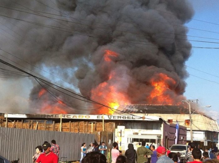 Gran incendio destruyó mueblería y otros locales en Cañete