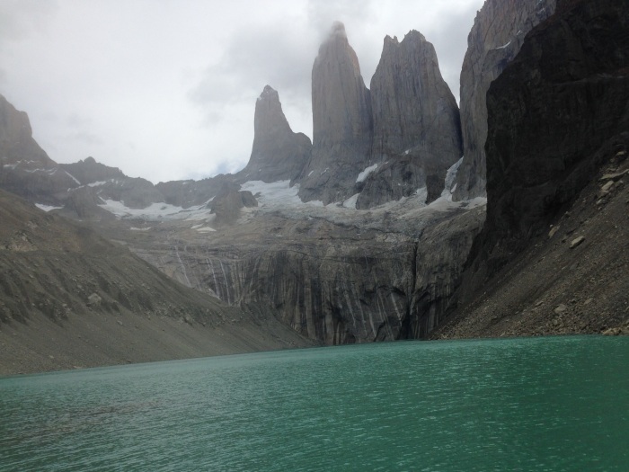 Expulsan del país a dos turistas sorprendidos haciendo fuego en Torres del Paine