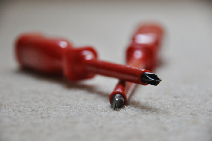 Hombre asesina a su esposa y le deja un destornillador enterrado en el ojo