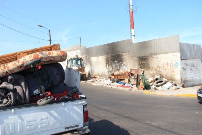 Cruda escena: Hallan a hombre desnudo y desnutrido viviendo entre la basura en Iquique