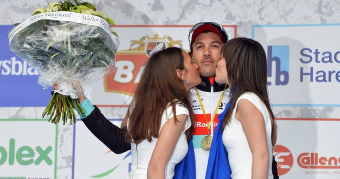 Este afiche causa polémica entre los belgas por ser considerado muy sexista