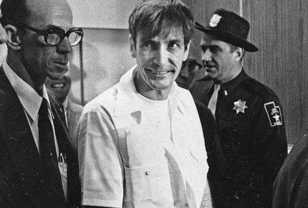 Al centro: el asesino | AP