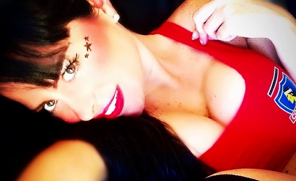 Madrina de Colo Colo impacta con topless en el Estadio Monumental