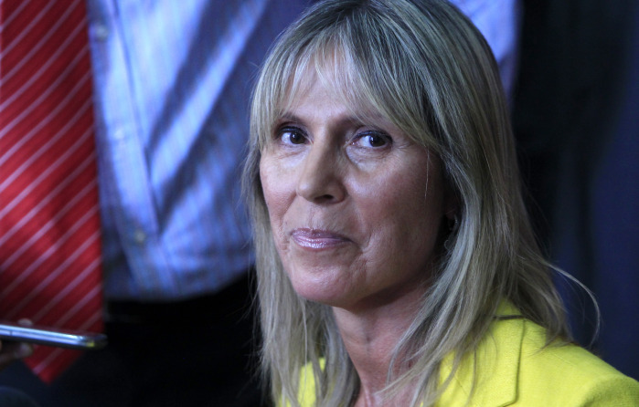 Lily Pérez posó igualita a popular personaje de serie gringa en revista Caras