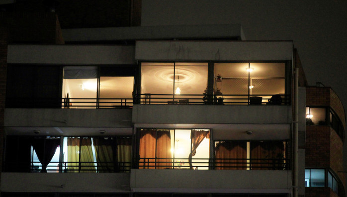 Investigan muerte de 2 personas en departamento de Santiago: conserje encontró los cuerpos