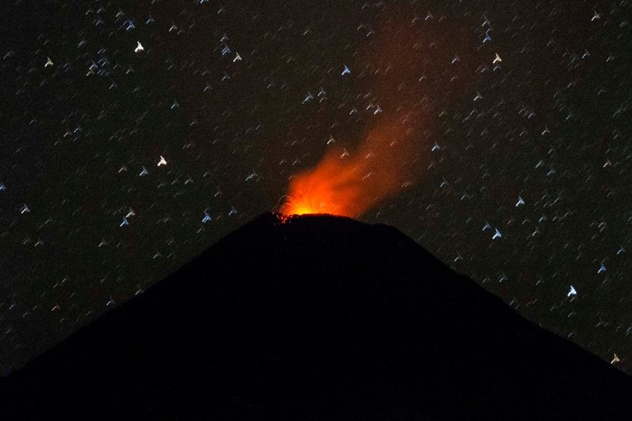 Habitantes viven nueva noche de actividad del volcán Villarrica