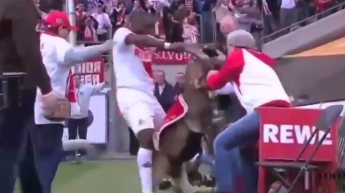 Jugador es acusado de maltrato tras celebrar gol con la mascota del equipo
