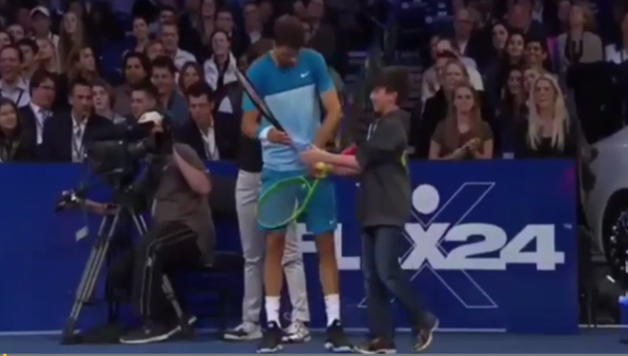 Niño humilló a Roger Federer con impecable 'globito' en una exhibición