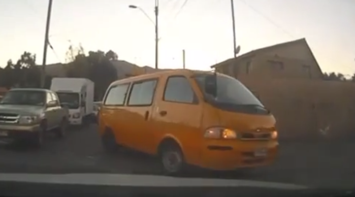 ¡Indignante! Tío de furgón viajaba con 18 niños a 140 km/hr en Curanilahue