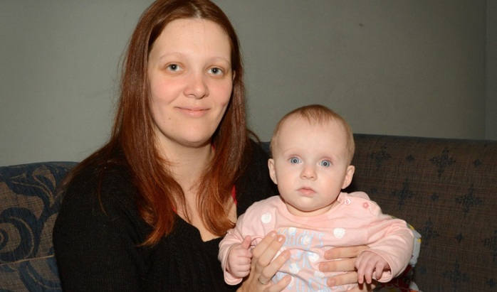 Inglesa no sabía que esperaba bebé: Dio a luz en el baño por tercera vez