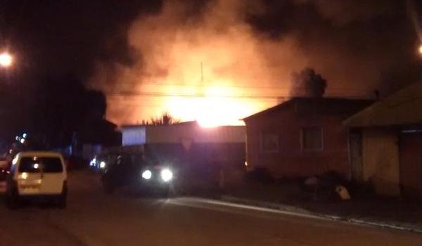 Incendio destruyó bodega, cabañas y más de 10 vehículos en  Puerto Montt