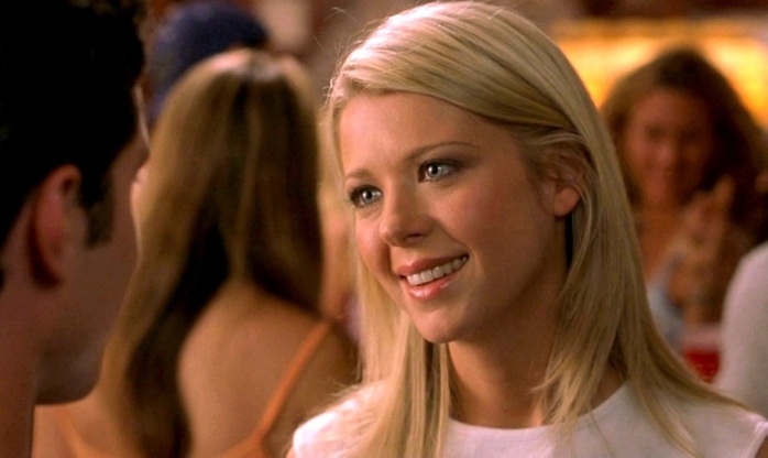 Rubia de 'American Pie' sigue impactando con delgada y descuidada figura