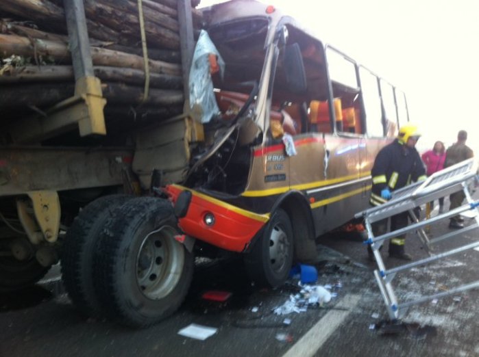 Más de treinta lesionados dejó colisión de taxibús y camión en ruta Concepción-Santa Juana