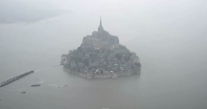 Decenas de miles de curiosos en costas francesas para ver 