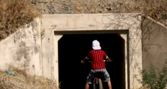 Entre basura o arriesgando sus vidas: Así deben cruzar carretera vecinos de Coronel