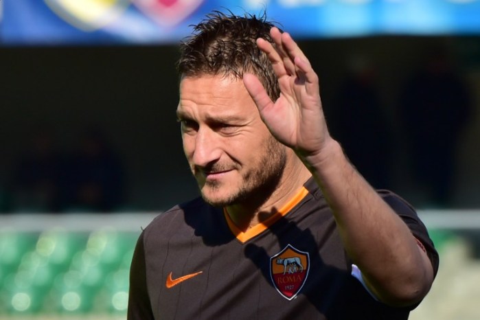 Totti dejó con la sangre hirviendo a sus rivales gracias a burlesca polera