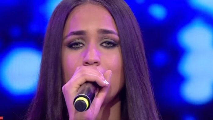 Joven cantante turca recibió tiro en la cabeza por “ofender el honor” de su familia