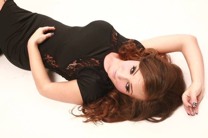 Joven inglesa llegó a pesar 26 kilos comiendo sólo manzanas: Hoy se recuperó y es modelo