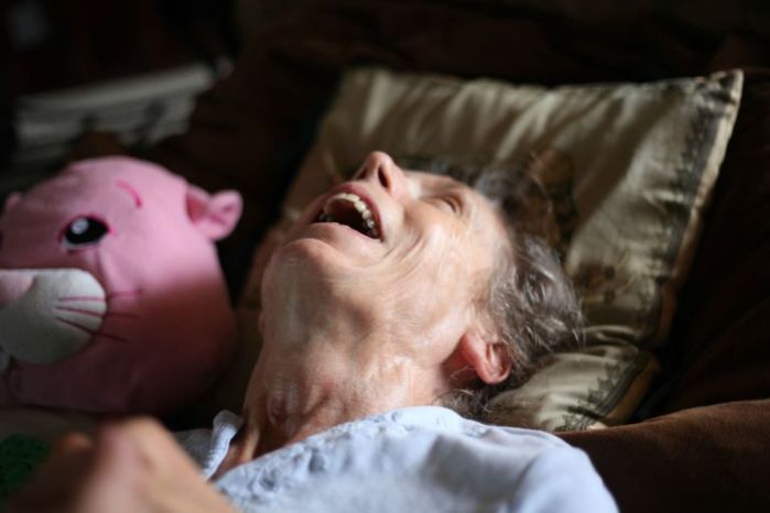 Hombre retrató el avance de la demencia en su madre con estas imágenes