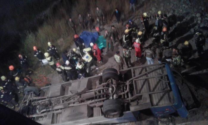 Cinco fallecidos y 10 lesionados deja caída de bus al Río Tinguiririca