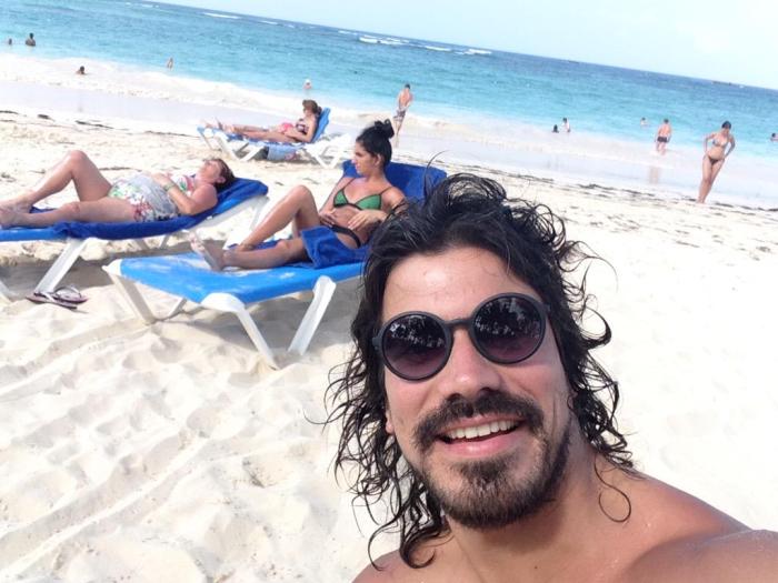 ¡Mano larga! La polémica foto de Sebastián en un evento discotequero