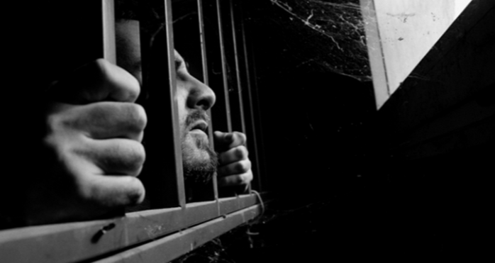 Aterrador: Hombre encerró a su esposa e hijo en una jaula durante 6 años