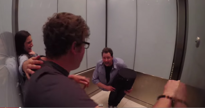 Brutal broma: Hombre se parte en dos y atemoriza a la gente en un ascensor