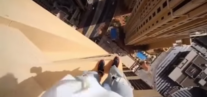 Deportista arriesgó su vida saltando en piso 43 sin medidas de seguridad