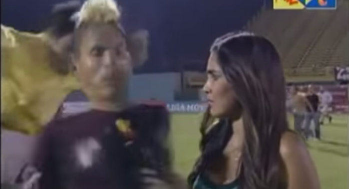 Maletero: Jugador recibe criminal patada por la espalda en plena entrevista