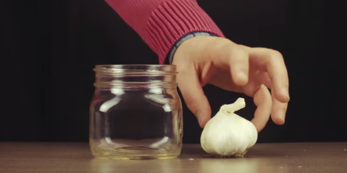 ¡No más olor a ajo en las manos! Aprende a pelar los dientes sin tocarlos