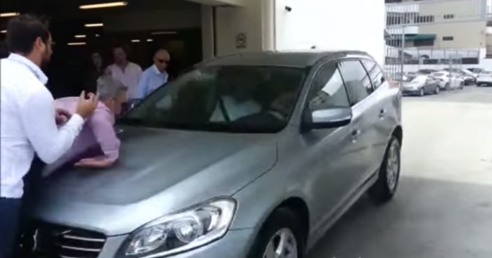 ¿Buen invento? Auto que se estaciona solo atropelló a 2 personas en una prueba