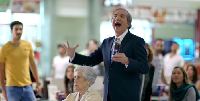 Julio Videla se cuelga de la fama de su parodia y se luce en comercial de Pepsi