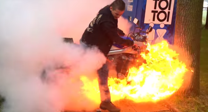 Motoquero presumió exigiendo su motor y terminó con la máquina incendiada