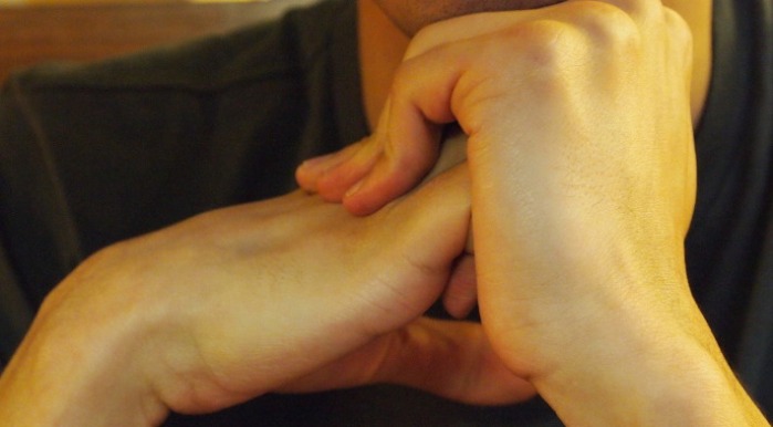 ¿Eres de los que hace sonar sus dedos? 4 cosas que debes saber al respecto