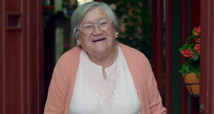 ¡Adorable! Mira el tierno comercial que protagonizó la abuelita Eliana