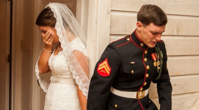 La historia detrás de la intensa foto de marino y su novia rezando antes de la boda