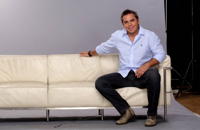 El cómico error de José Miguel Viñuela que le costó las risas de todo Twitter