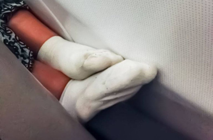 La carta que escribió una mujer a pasajera de avión hedionda a pies