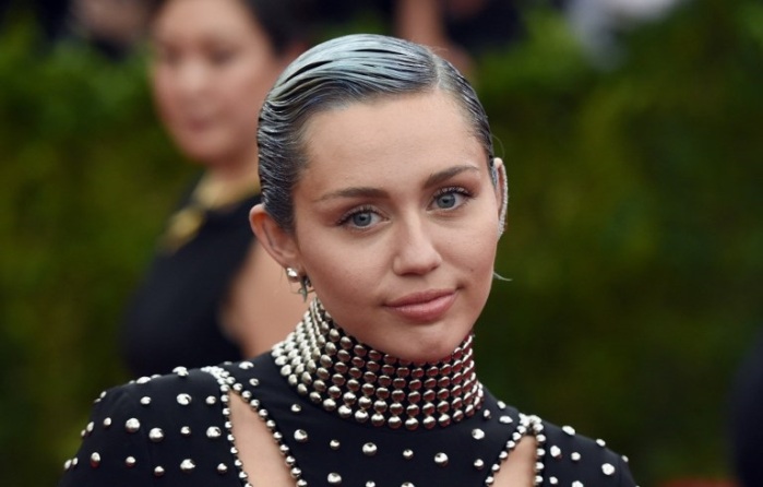 Desnuda, embarrada y con su cerdito: Así apareció Miley Cyrus en la revista Paper