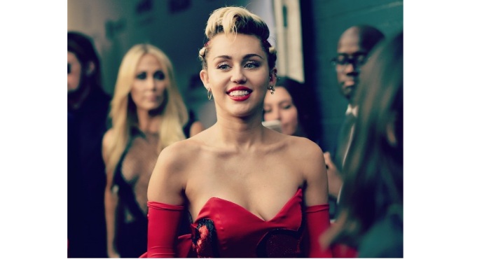 Miley Cyrus reveló un insólito tatuaje usando escotado vestido rojo en gala