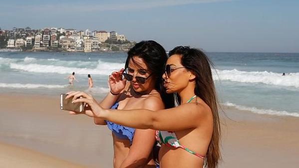 “Frexting”: La nueva tendencia coqueta entre amigas que arrasa en redes sociales