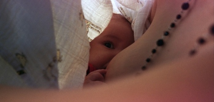 Mujer fue fotografiada mientras amamantaba y humillada en Facebook: Así contestó