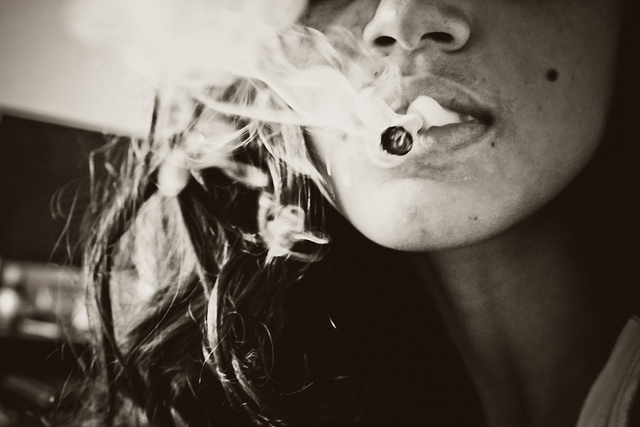 Insólito: Madre argentina sube foto encendiendo pito de marihuana a su hijo