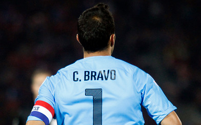 El enojo de Claudio Bravo contra los hinchas: Con un gesto los mandó a alentar al equipo