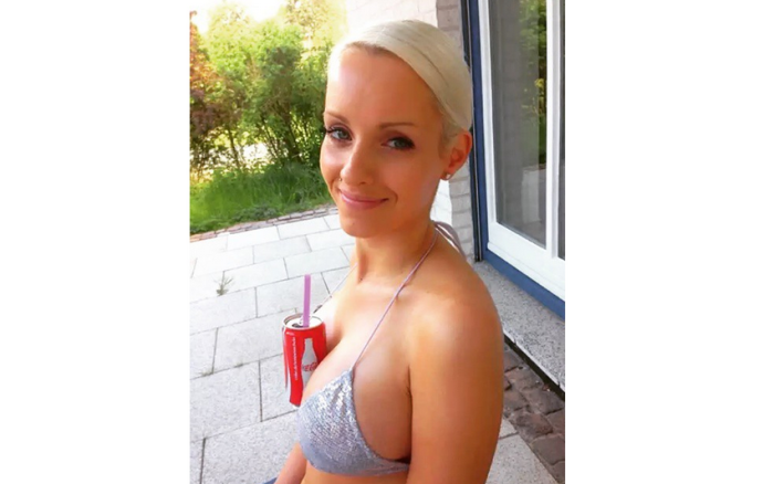 ¿Por qué tantas mujeres se fotografían con una Coca-Cola entre los senos?