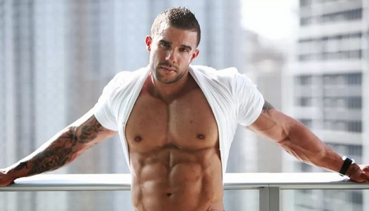 Conoce al policía de New York que causa furor tomándose selfies sin polera