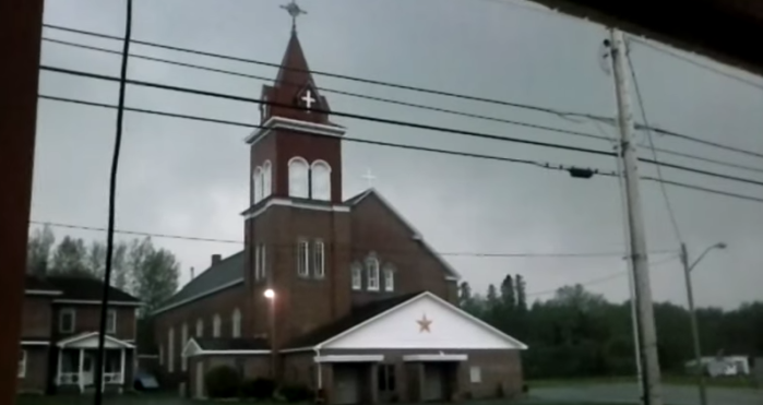 ¡Acierto! Joven grabó momento exacto en que rayo cayó sobre cruz de iglesia  en EEUU