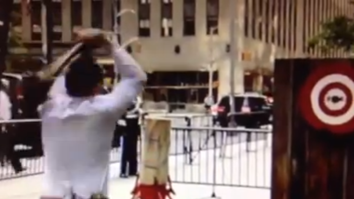 ¡Mala puntería! Periodista lanzó hacha y le dio directo a un músico en la calle en EEUU