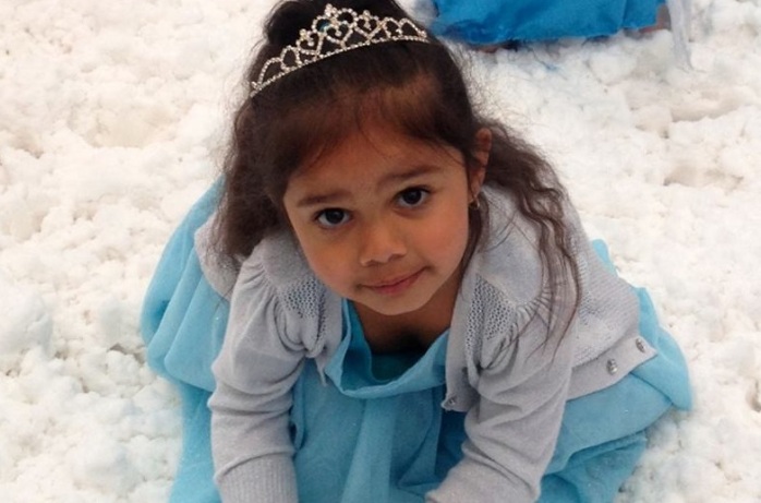 Mujer humilló a niña aborigen disfrazada de Elsa por ser “negra”: Así reaccionó su madre